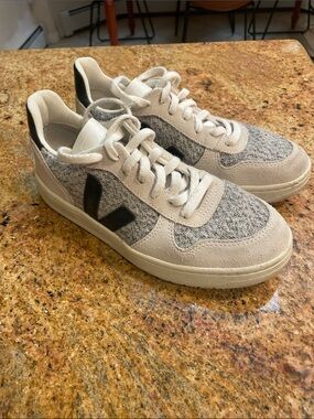 Veja V-10 Snow Black